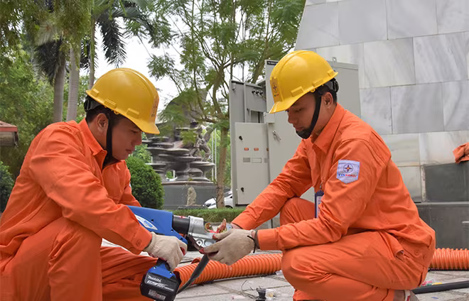 EVNHANOI kiểm tra tiếp xúc và gia cố các vị trí đấu nối EVNHANOI kiểm tra tiếp xúc và gia cố các vị trí đấu nối