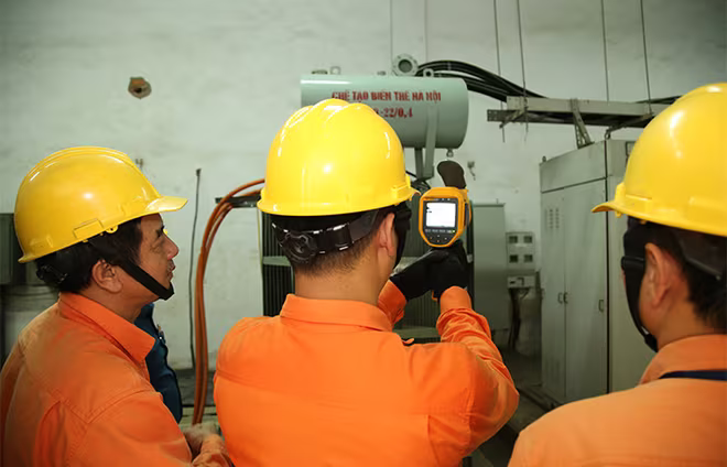 EVNHANOI thực hiện kiểm tra nhiệt độ tiếp xúc tại trạm biến áp EVNHANOI thực hiện kiểm tra nhiệt độ tiếp xúc tại trạm biến áp