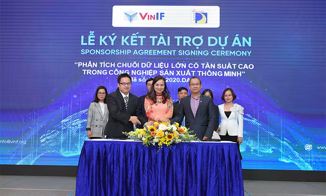 PGS. Tiến sĩ Phan Thị Hà Dương – Giám đốc điều hành Quỹ đổi mới sáng tạo Vingroup, thuộc Viện nghiên cứu dữ liệu lớn VinBigdata, Tập đoàn Vingroup ký kết tài trợ cho các dự án nghiên cứu khoa học PGS. Tiến sĩ Phan Thị Hà Dương – Giám đốc điều hành Quỹ đổi mới sáng tạo Vingroup, thuộc Viện nghiên cứu dữ liệu lớn VinBigdata, Tập đoàn Vingroup ký kết tài trợ cho các dự án nghiên cứu khoa học