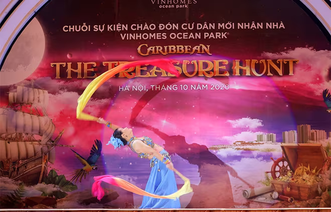 Tiết mục “Múa quạt lụa” đẹp mắt của một “nghệ sỹ múa” đến từ tòa S2.09 Tiết mục “Múa quạt lụa” đẹp mắt của một “nghệ sỹ múa” đến từ tòa S2.09