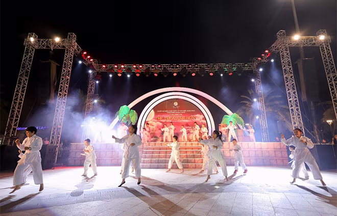 Tiết mục “Biểu diễn võ thuật karate” đến từ các cư dân nhí của câu lạc bộ Karate Club Waka Waka Tiết mục “Biểu diễn võ thuật karate” đến từ các cư dân nhí của câu lạc bộ Karate Club Waka Waka