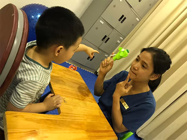 Kết hợp ghép tế bào gốc và giáo dục can thiệp cho trẻ tự kỷ đã đem lại sự tiến bộ rõ rệt về nhận thức, giao tiếp và kỹ năng sống cho trẻ