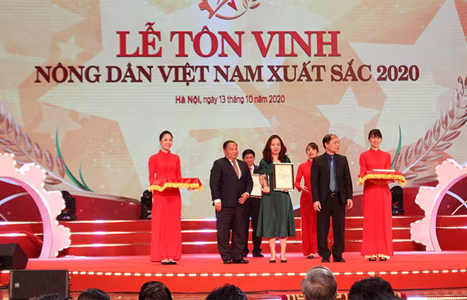 Đại diện FrieslandCampina (giữa, áo xanh) nhận danh hiệu doanh nghiệp tiêu biểu có đóng góp cho sự phát triển của kinh tế Nhà nước, nông nghiệp nông thôn Đại diện FrieslandCampina (giữa, áo xanh) nhận danh hiệu doanh nghiệp tiêu biểu có đóng góp cho sự phát triển của kinh tế Nhà nước, nông nghiệp nông thôn