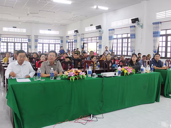 Các khách mời, thầy cô giáo và phụ huynh trường Tiểu học Ngô Hữu Hạnh 1 tham dự buổi tập huấn. Các khách mời, thầy cô giáo và phụ huynh trường Tiểu học Ngô Hữu Hạnh 1 tham dự buổi tập huấn.