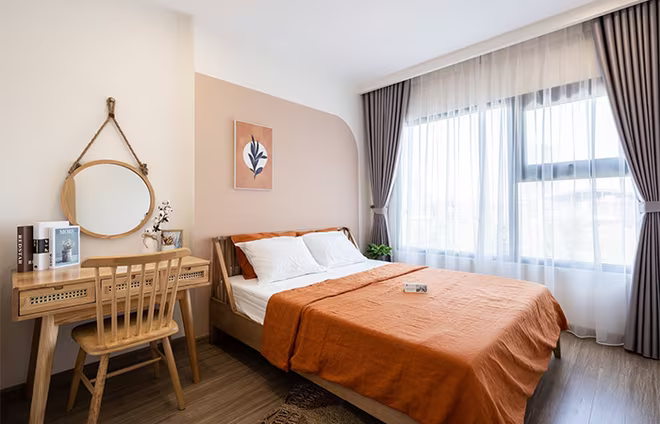 Phòng ngủ tận dụng ánh sáng tự nhiên từ khung cửa sổ lớn và sắc cam mang đến cảm giác dễ chịu, thư thái. Giường, tủ sử dụng vật liệu tre tạo nên nét mộc mạc, giản dị và ấm áp. Phòng ngủ tận dụng ánh sáng tự nhiên từ khung cửa sổ lớn và sắc cam mang đến cảm giác dễ chịu, thư thái. Giường, tủ sử dụng vật liệu tre tạo nên nét mộc mạc, giản dị và ấm áp.