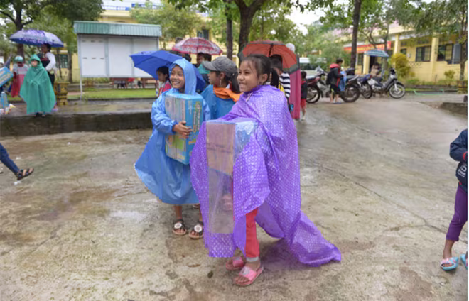 Học sinh trường Tà Rụt vui mừng nhận sữa Cô Gái Hà Lan - nguồn động viên, tiếp thêm sức mạnh cho các em vượt khó khăn, thử thách để vững vàng trên hành trình học tập của mình.