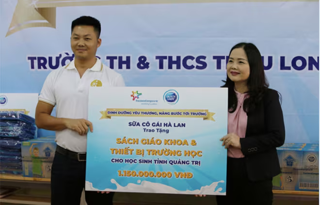 Đại diện nhãn hàng Cô Gái Hà Lan trao bảng hỗ trợ cho Sở Giáo dục và Đào tạo tỉnh Quảng Trị.