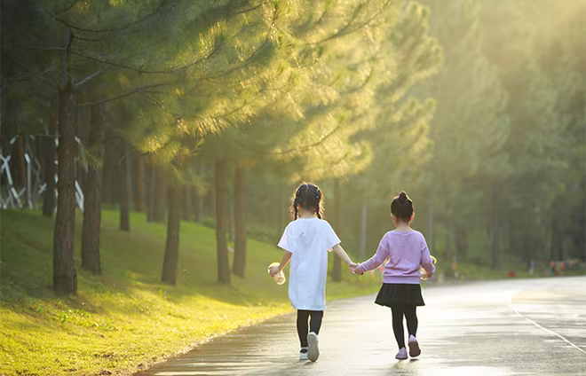 Bước chân thiên thần dưới nắng thu vàng vọt - Ảnh: Nguyễn Năng Duy Bước chân thiên thần dưới nắng thu vàng vọt - Ảnh: Nguyễn Năng Duy