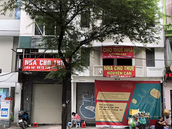 Nhiều cửa hàng đóng cửa, treo biển cho thuê san sát nhau trên phố Lê Thánh Tôn, TP.HCM. (Ảnh: Hoàng Đức)