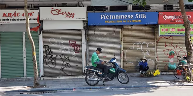 Phố cổ Hà Nội vốn sầm uất, “đuổi không hết khách thuê” trước dịch, giờ đìu hiu, vắng vẻ. (Ảnh: Linh Ngọc)