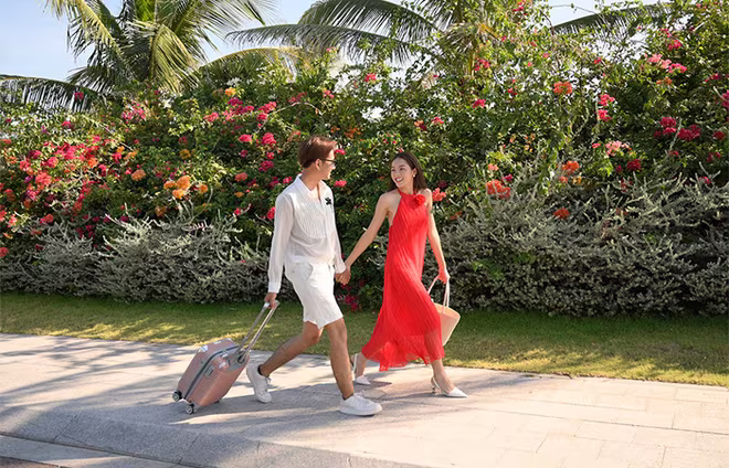 Con đường ra biển rực rỡ sắc hoa, ngang qua khu biệt thự của FLC Quy Nhơn