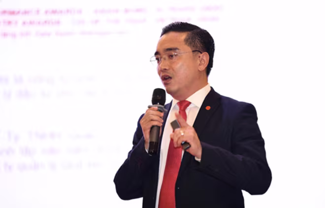 Ông Nguyễn Thanh Tùng - Giám đốc Phát triển kinh doanh miền Mekong chia sẻ và giao lưu với khách hàng tại sự kiện Ông Nguyễn Thanh Tùng - Giám đốc Phát triển kinh doanh miền Mekong chia sẻ và giao lưu với khách hàng tại sự kiện