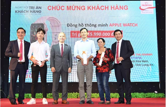 Đại diện Prudential Việt Nam trao tặng phần quà đồng hồ thông minh Apple Watch cho các khách hàng may mắn Đại diện Prudential Việt Nam trao tặng phần quà đồng hồ thông minh Apple Watch cho các khách hàng may mắn