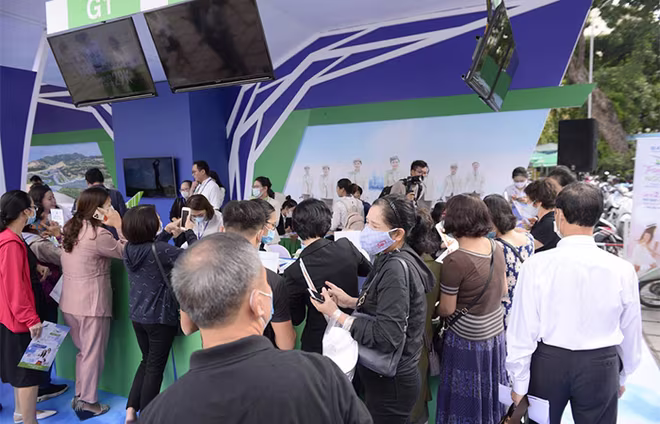 Du khách hào hứng check-in tại gian hàng FLC Hotels & Resorts và Bamboo Airways Du khách hào hứng check-in tại gian hàng FLC Hotels & Resorts và Bamboo Airways