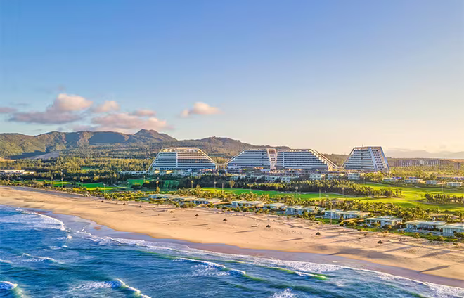 Tọa lạc tại vị trí tuyệt đẹp ngay bên bờ biển Nhơn Lý, FLC Grand Hotel Quy Nhon là một không gian nghỉ dưỡng sang trọng, mang đậm sắc màu nhiệt đới, hài hoà tối đa với các điều kiện sinh thái đặc trưng của vùng biển Nam Trung Bộ.