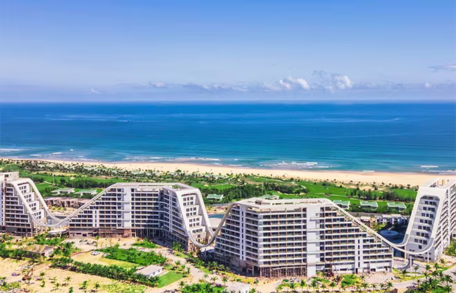 Công trình gây chú ý đặc biệt trong phân khúc nghỉ dưỡng hạng sang bởi số phòng kỷ lục ước tính 1.500 phòng, với sức chứa khoảng 3.500 người. Với thông số này, khách sạn đã trở thành “tân binh” mới nhất trong số các khách sạn 5 sao có quy mô lớn nhất Việt Nam.