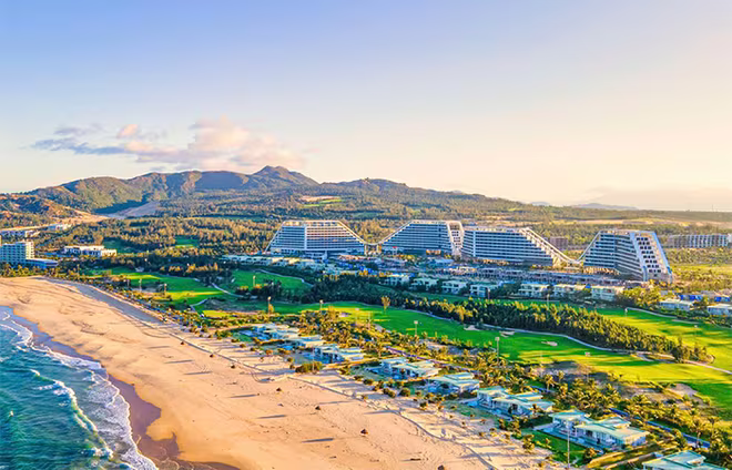 Công trình có chiều dài xấp xỉ 1km, bao gồm 4 tòa khách sạn cao 11 tầng hướng ra biển, được thiết kế độc đáo với những đường cong uốn lượn mềm mại tựa như chuỗi ADN khổng lồ trải dài ven biển.