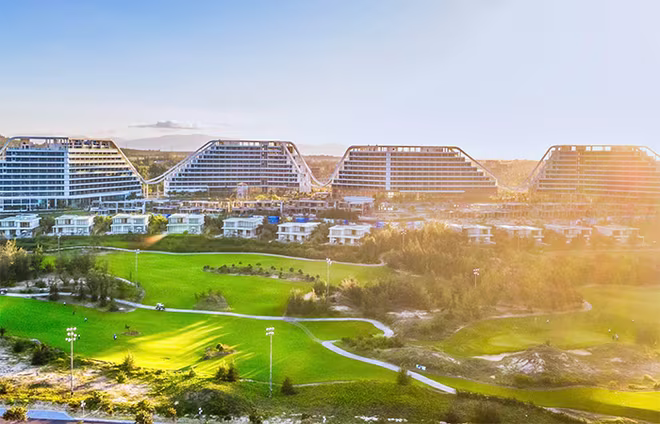 Được tư vấn bởi những kiến trúc sư lừng danh đến từ Baumschlager Eberle Architekten (BE) - thương hiệu nổi tiếng với việc tối ưu hóa các concept &quot;xanh&quot; trong thiết kế, FLC Grand Hotel Quy Nhon được xem là một tuyệt tác nghỉ dưỡng hướng tới sự hòa hợp của kiến trúc hiện đại và thiên nhiên tươi đẹp.