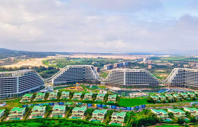 Trong loạt ảnh mới công bố lần này, những hình ảnh về bể bơi ngoài trời trải dài tới 1km bao trùm trước 4 tòa khách sạn vẫn được giữ bí mật tới phút chót, khiến sức hút của tọa độ tâm điểm này càng tăng nhiệt.