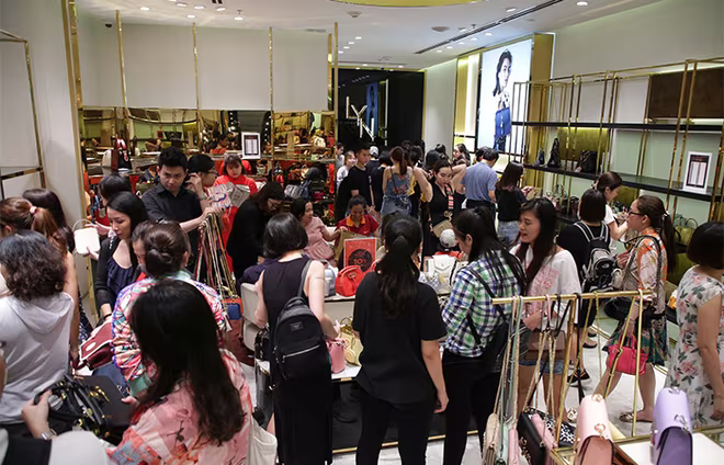 Vincom Black Friday thu hút hàng nghìn lượt khách hàng mỗi ngày tại các gian hàng thời trang, phụ kiện Vincom Black Friday thu hút hàng nghìn lượt khách hàng mỗi ngày tại các gian hàng thời trang, phụ kiện