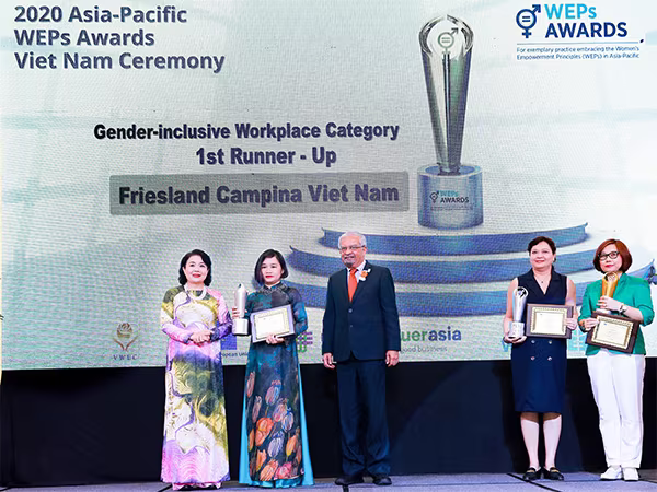 Bà Phan Nam Trân (thứ hai từ trái sang), Giám đốc nhân sự Friesland Campina Việt Nam nhận giải thưởng “Bình đẳng giới tại nơi làm việc”