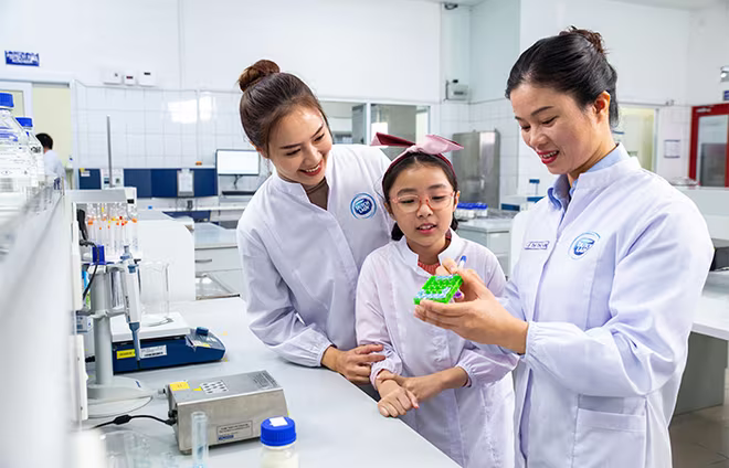 Nhân viên nữ của Friesland Campina Việt Nam luôn được tạo động lực phát triển trong công việc và bản thân. Trong ảnh, chị Lê Thị Thoan (cầm bút), nhân viên phòng Quản lý chất lượng luôn có niềm đam mê với nghề hơn 10 năm