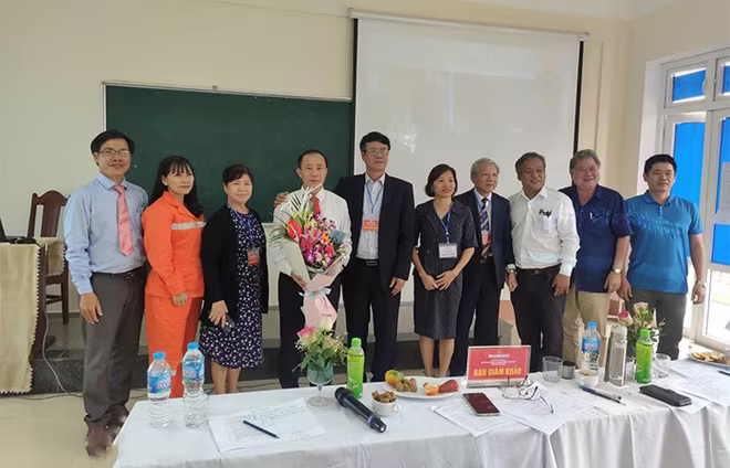 Đội thi EVNHANOI chụp ảnh lưu niệm cùng ban giám khảo Đội thi EVNHANOI chụp ảnh lưu niệm cùng ban giám khảo