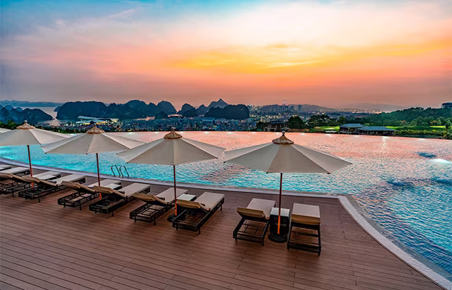 Bể bơi vô cực tại FLC Grand Hotel Halong sở hữu tầm nhìn ấn tượng bao quát cảnh vịnh Bể bơi vô cực tại FLC Grand Hotel Halong sở hữu tầm nhìn ấn tượng bao quát cảnh vịnh
