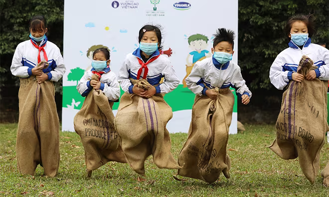 Hoạt động tìm hiểu về chương trình, tặng quà, khám dinh dưỡng cùng nhiều trò chơi thú vị được Vinamilk tổ chức cho các em học sinh trong sự kiện Hoạt động tìm hiểu về chương trình, tặng quà, khám dinh dưỡng cùng nhiều trò chơi thú vị được Vinamilk tổ chức cho các em học sinh trong sự kiện