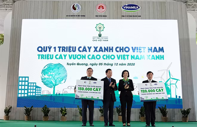 Tại sự kiện, ông Trần Hồng Hà – Bộ trưởng Bộ Tài nguyên và Môi trường cùng đại diện Vinamilk trao tặng bảng tượng trưng 270.000 cây xanh đến 2 tỉnh Thái Nguyên và Tuyên Quang Tại sự kiện, ông Trần Hồng Hà – Bộ trưởng Bộ Tài nguyên và Môi trường cùng đại diện Vinamilk trao tặng bảng tượng trưng 270.000 cây xanh đến 2 tỉnh Thái Nguyên và Tuyên Quang