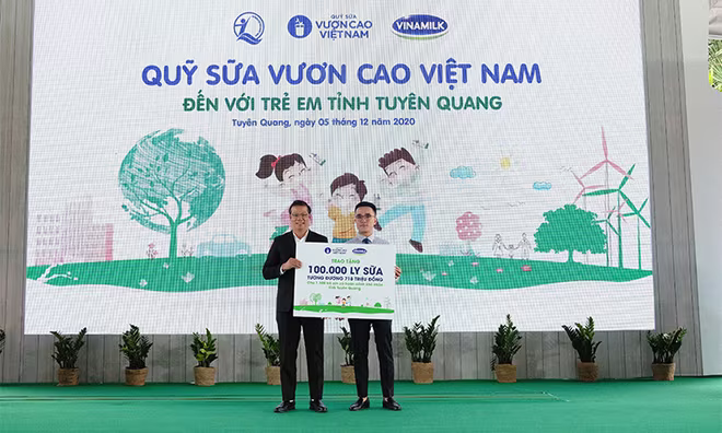 Nhân dịp này, đại diện Vinamilk và Quỹ sữa vươn cao Việt Nam đã trao tặng 100.000 ly sữa cho trẻ em tỉnh Tuyên Quang Nhân dịp này, đại diện Vinamilk và Quỹ sữa vươn cao Việt Nam đã trao tặng 100.000 ly sữa cho trẻ em tỉnh Tuyên Quang