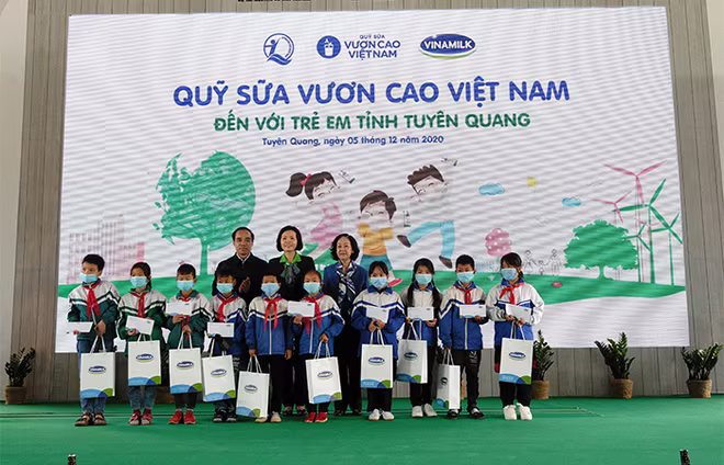 Bà Trương Thị Mai - Trưởng Ban Dân vận Trung ương và các đại biểu trao học bổng cho các em học sinh xuất sắc, có hoàn cảnh khó khăn tại Tuyên Quang Bà Trương Thị Mai - Trưởng Ban Dân vận Trung ương và các đại biểu trao học bổng cho các em học sinh xuất sắc, có hoàn cảnh khó khăn tại Tuyên Quang