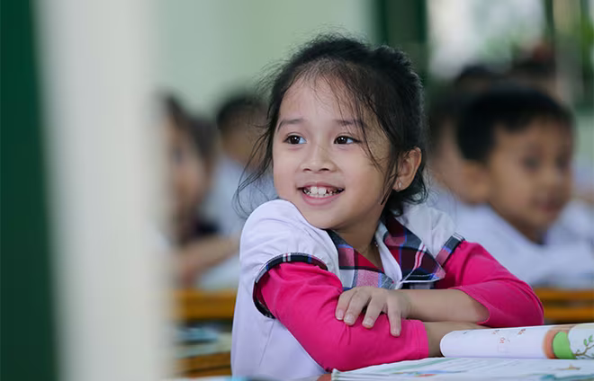 Một em học sinh trong lớp 1 ngồi ngay ngắn để nhận quà Một em học sinh trong lớp 1 ngồi ngay ngắn để nhận quà