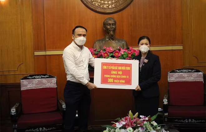 Đại diện Đất Xanh Miền Trung trao 300 triệu đồng cho Quỹ phòng chống dịch Covid-19 vào tháng 4/2020. Đại diện Đất Xanh Miền Trung trao 300 triệu đồng cho Quỹ phòng chống dịch Covid-19 vào tháng 4/2020.