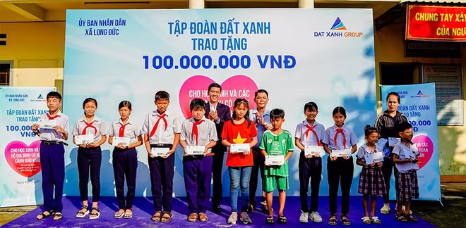 Đại diện Tập đoàn Đất Xanh trao quà và học bổng cho học sinh khó khăn các trường tại xã Long Đức, huyện Long Thành, Đồng Nai. Đại diện Tập đoàn Đất Xanh trao quà và học bổng cho học sinh khó khăn các trường tại xã Long Đức, huyện Long Thành, Đồng Nai.