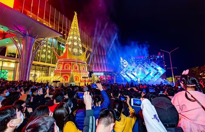 Ngay khi vừa ra mắt, Vincom mới đã “tung” ngay những món quà tinh thần tuyệt vời nhất – chuỗi sự kiện sôi động xuyên suốt mùa cuối năm dành cho khách hàng là khu đô thị Vinhomes Ocean Park và các tỉnh lân cận