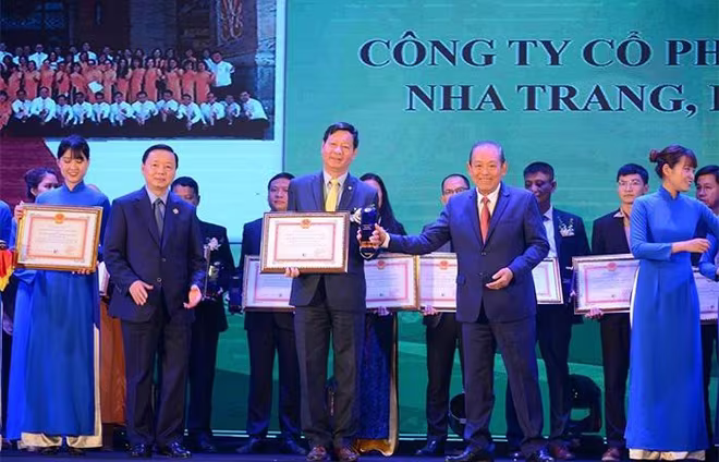 Ông Lê Khắc Hiệp, Phó Chủ tịch Tập đoàn Vingroup, nhận giải thưởng Môi trường Việt Nam 2019 dành cho thương hiệu Vinpearl Ông Lê Khắc Hiệp, Phó Chủ tịch Tập đoàn Vingroup, nhận giải thưởng Môi trường Việt Nam 2019 dành cho thương hiệu Vinpearl