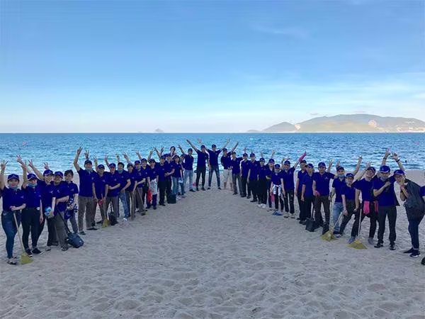 Nhân sự Vinpearl ra quân làm sạch bờ biển tại quần thể nghỉ dưỡng Nhân sự Vinpearl ra quân làm sạch bờ biển tại quần thể nghỉ dưỡng