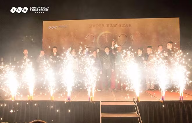 Hàng ngàn du khách cùng nâng li hô vang “Chúc mừng năm mới” khi pháo hoa rực rỡ bên bầu trời biển Sầm Sơn.