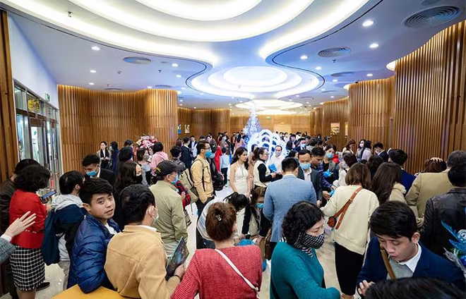 Hàng nghìn lượt khách xếp hàng để chờ tham quan căn hộ mẫu dòng Ruby tại Văn phòng bán hàng và khu nhà mẫu phía bên trong TTTM Vincom Mega Mall Ocean Park Hàng nghìn lượt khách xếp hàng để chờ tham quan căn hộ mẫu dòng Ruby tại Văn phòng bán hàng và khu nhà mẫu phía bên trong TTTM Vincom Mega Mall Ocean Park