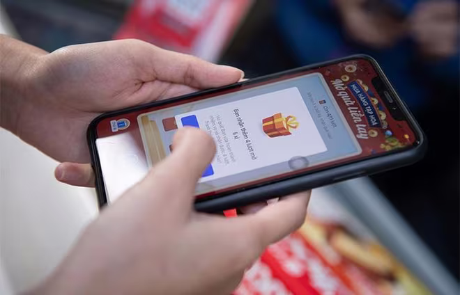 Khách hàng có cơ hội trúng 1 chỉ vàng 9999 khi mua hàng tại tạp hóa liên kết VinShop dịp Tết này.