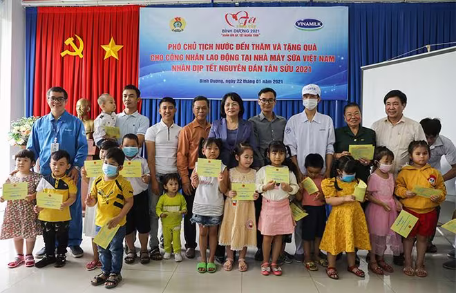 Phó Chủ tịch nước trao quà Tết cho người lao động và con em của nhân viên nhà máy sữa Vinamilk tại Bình Dương Phó Chủ tịch nước trao quà Tết cho người lao động và con em của nhân viên nhà máy sữa Vinamilk tại Bình Dương