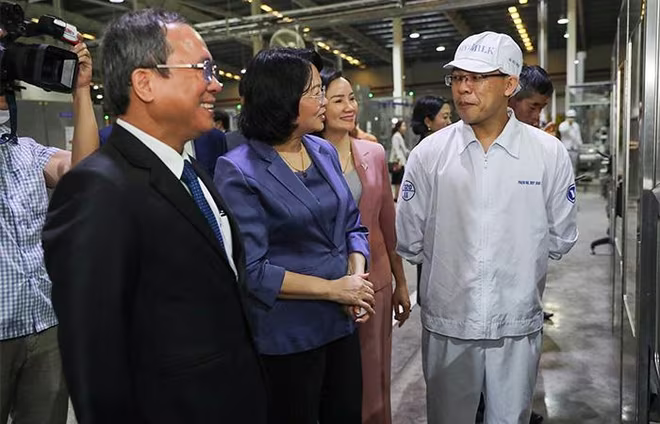 Phó Chủ tịch nước hỏi thăm đời sống và công việc của công nhân nhà máy những ngày giáp Tết Phó Chủ tịch nước hỏi thăm đời sống và công việc của công nhân nhà máy những ngày giáp Tết