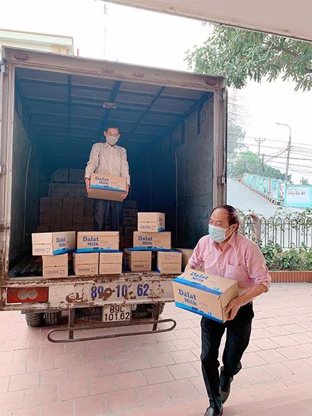 Các sản phẩm đồ uống tươi sạch của TH đã đến tay người cách ly và lực lượng y tế tại Chí Linh (Hải Dương) và Quảng Ninh. Trong ảnh, sữa Dalatmilk được chuyển tới trụ sở Mặt trận Tổ quốc, để từ đó phân bổ đi các nơi cần trong hoàn cảnh dịch bệnh. Các sản phẩm đồ uống tươi sạch của TH đã đến tay người cách ly và lực lượng y tế tại Chí Linh (Hải Dương) và Quảng Ninh. Trong ảnh, sữa Dalatmilk được chuyển tới trụ sở Mặt trận Tổ quốc, để từ đó phân bổ đi các nơi cần trong hoàn cảnh dịch bệnh.