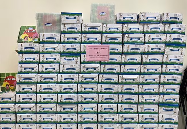 Ngoài sữa, Vinamilk đã gửi tặng thêm nhiều hộp quà tết dành cho thiếu nhi gồm sách, đồ chơi trí tuệ… với chủ đề tết, mùa xuân. Ngoài sữa, Vinamilk đã gửi tặng thêm nhiều hộp quà tết dành cho thiếu nhi gồm sách, đồ chơi trí tuệ… với chủ đề tết, mùa xuân.