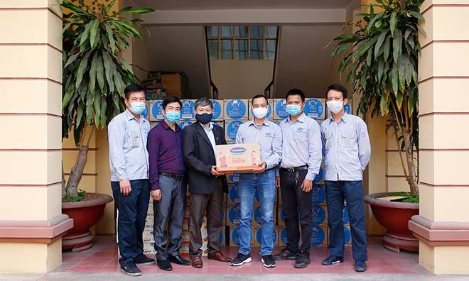 Đại diện Mặt trận Tổ Quốc tỉnh Hải Dương nhận các sản phẩm sữa, nước uống được trao tặng từ công ty Vinamilk Đại diện Mặt trận Tổ Quốc tỉnh Hải Dương nhận các sản phẩm sữa, nước uống được trao tặng từ công ty Vinamilk