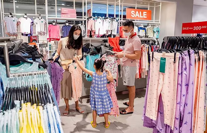 Người dân sắm Tết trong những ngày cuối năm, nghiêm túc thực hiện các biện pháp phòng dịch Người dân sắm Tết trong những ngày cuối năm, nghiêm túc thực hiện các biện pháp phòng dịch