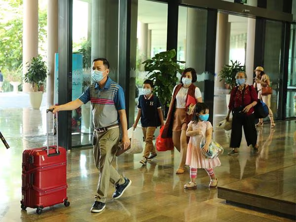 Du khách tại quần thể FLC nghiêm túc thực hiện các quy định y tế Du khách tại quần thể FLC nghiêm túc thực hiện các quy định y tế