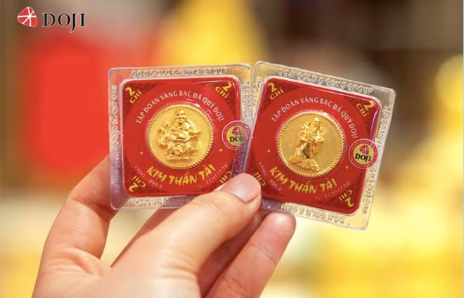 Một lựa chọn khác cho khách hàng đối với dòng sản phẩm vàng ép vỉ 999.9 là đồng vàng Thần Tài Thịnh Vượng, Thần Tài Đại Phất. Ông Thần Tài có nụ cười hiền từ, nhân hậu hiện diện cho sự phú quý, bình an giúp cho gia đình êm ấm, kinh doanh phát tài phát lộc. Một lựa chọn khác cho khách hàng đối với dòng sản phẩm vàng ép vỉ 999.9 là đồng vàng Thần Tài Thịnh Vượng, Thần Tài Đại Phất. Ông Thần Tài có nụ cười hiền từ, nhân hậu hiện diện cho sự phú quý, bình an giúp cho gia đình êm ấm, kinh doanh phát tài phát lộc.