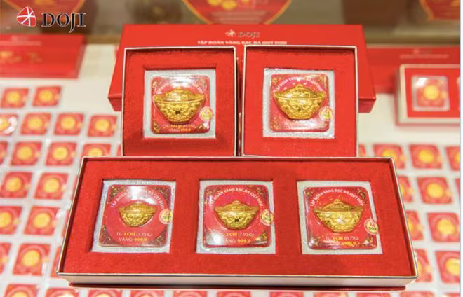 Âu Vàng Phúc Long 999.9 với hình ảnh “Song Long chầu Nhật” được chế tác tinh xảo, giá trị thẩm mỹ cao, hàm lượng vàng chuẩn tuyệt đối. Đây là vật phẩm đắc lực giúp gia chủ khẳng định uy thế, đón cát khí, chiêu tài lộc, hưởng may mắn tài vận cuồn cuộn không ngừng. Âu Vàng Phúc Long 999.9 với hình ảnh “Song Long chầu Nhật” được chế tác tinh xảo, giá trị thẩm mỹ cao, hàm lượng vàng chuẩn tuyệt đối. Đây là vật phẩm đắc lực giúp gia chủ khẳng định uy thế, đón cát khí, chiêu tài lộc, hưởng may mắn tài vận cuồn cuộn không ngừng.